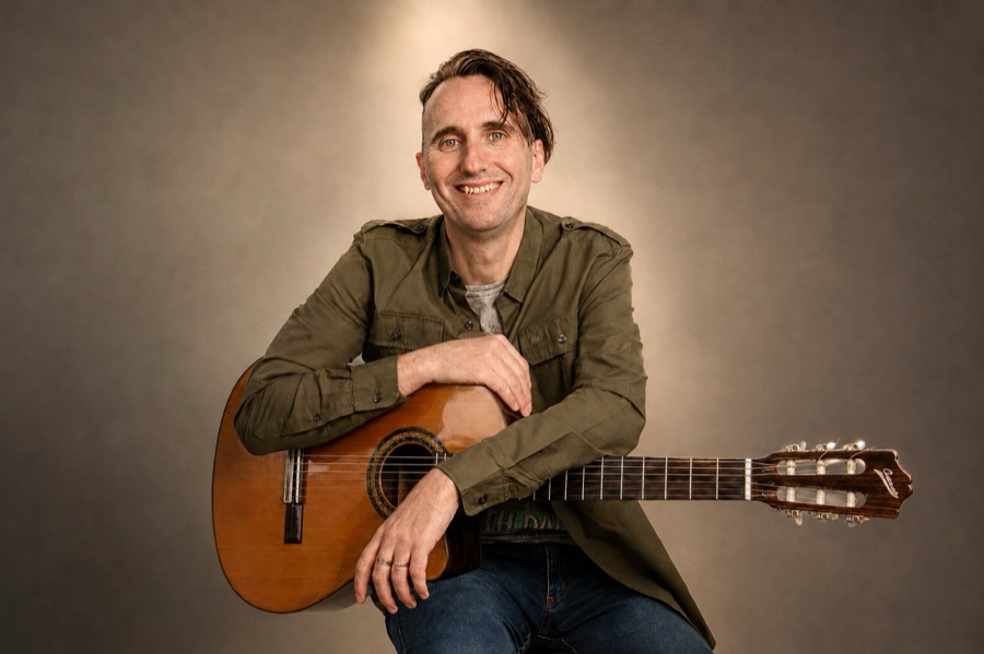 Mario Freiria con su guitarra